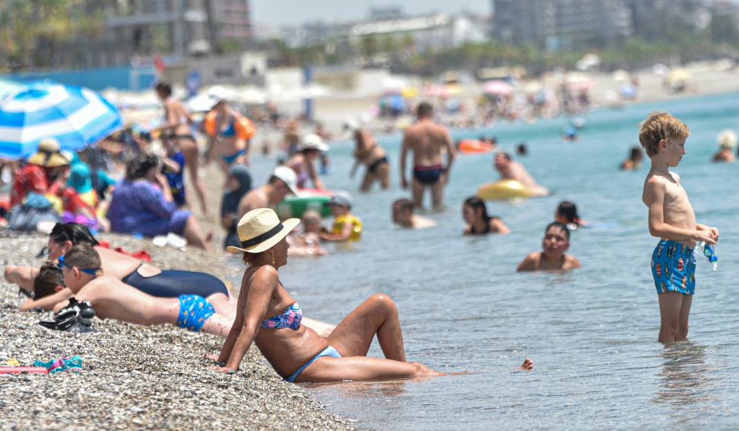 Antalya'da sıcaklık 43,7 dereceye yükseldi. Vatandaşlar sahile akın etti 14